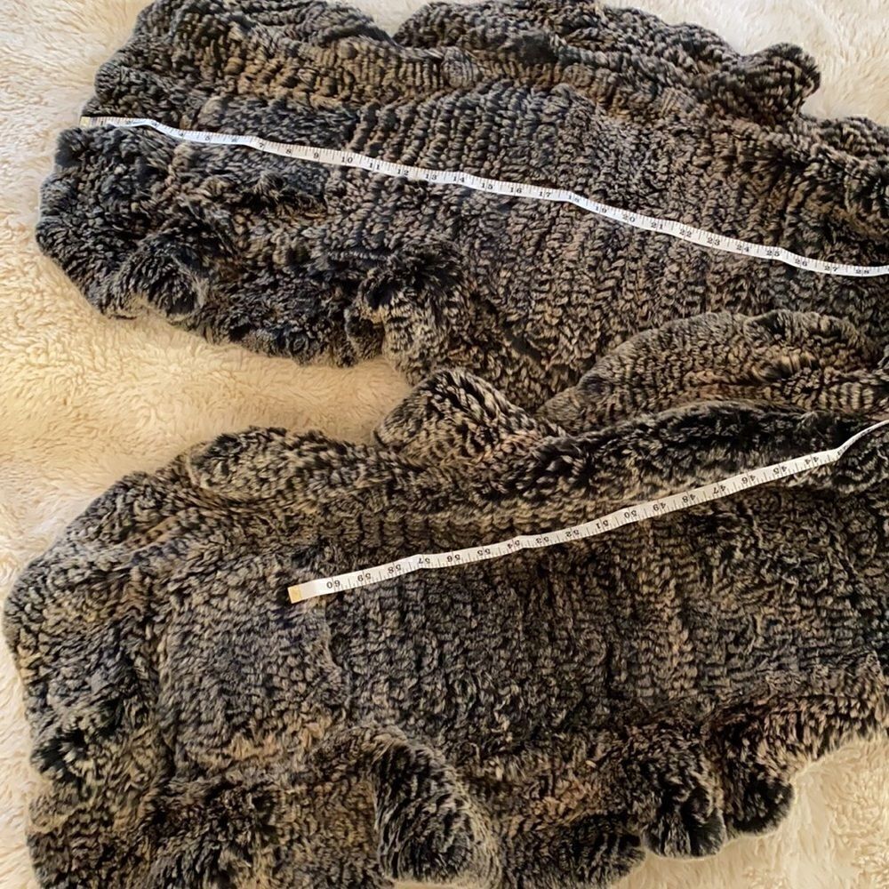 Large Womens Rabbit Scarf/Shawl With Pockets - Picture 3 of 5